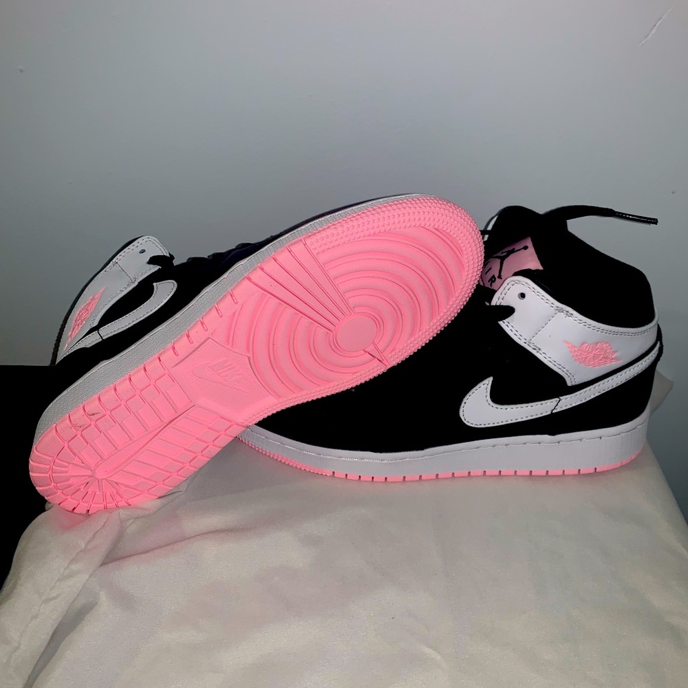 Air Jordan 1 mid. Size 5.